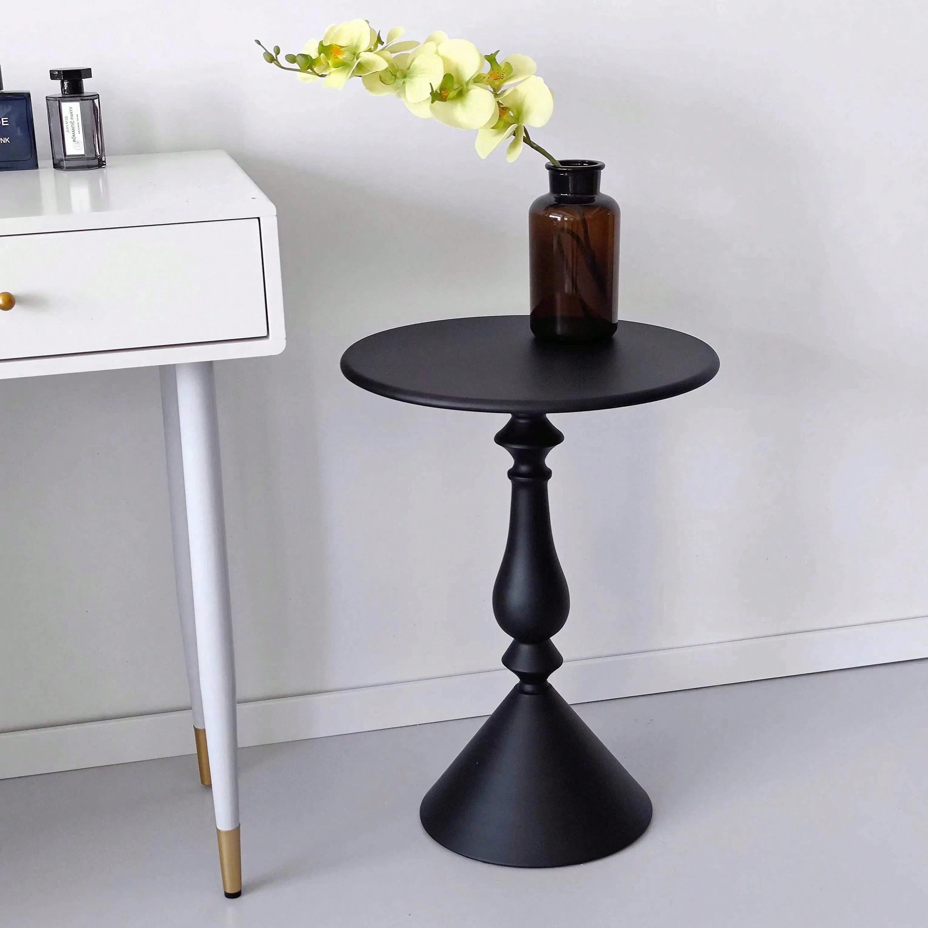 Nordic-Style Coffee Table, Movable Sofa Side Table, Luxury Elegant Small Round Table for Home or Simple Bedside Table